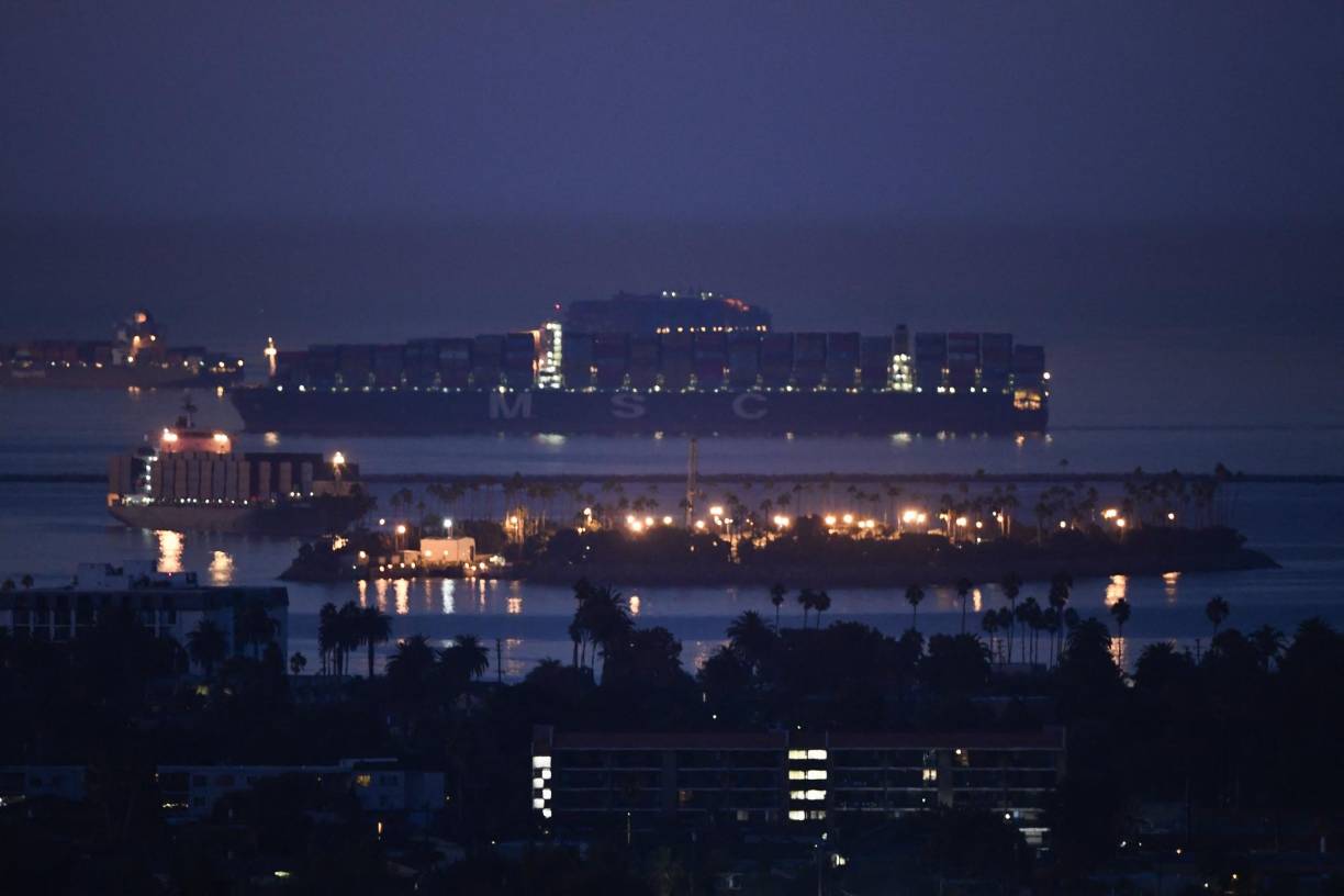 Aún así, una docena de buques con miles de contenedores siguen anclados en la bahía esperando un espacio en los colmados muelles. Algunos esperan más de 10 días.