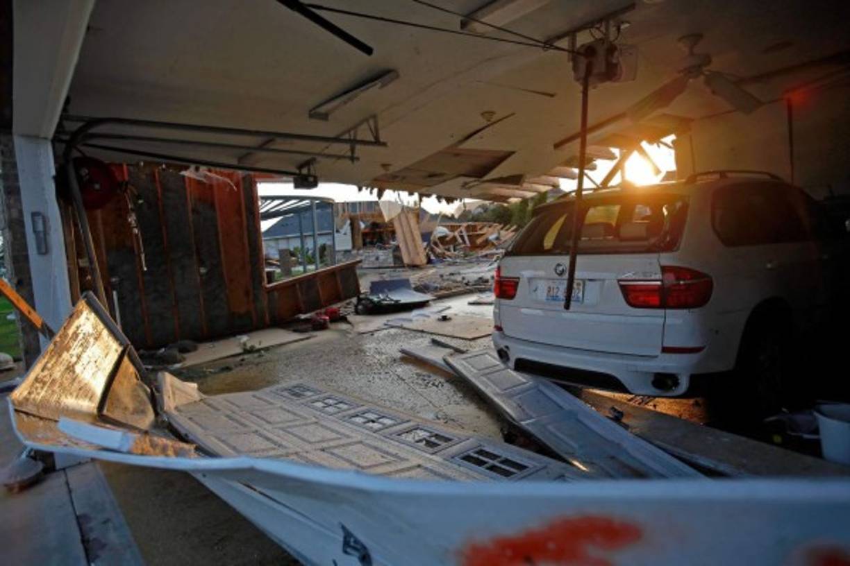 Las comunidades más afectadas amanecieron con numerosos edificios destruidos y árboles abatidos por la fuerza del viento.