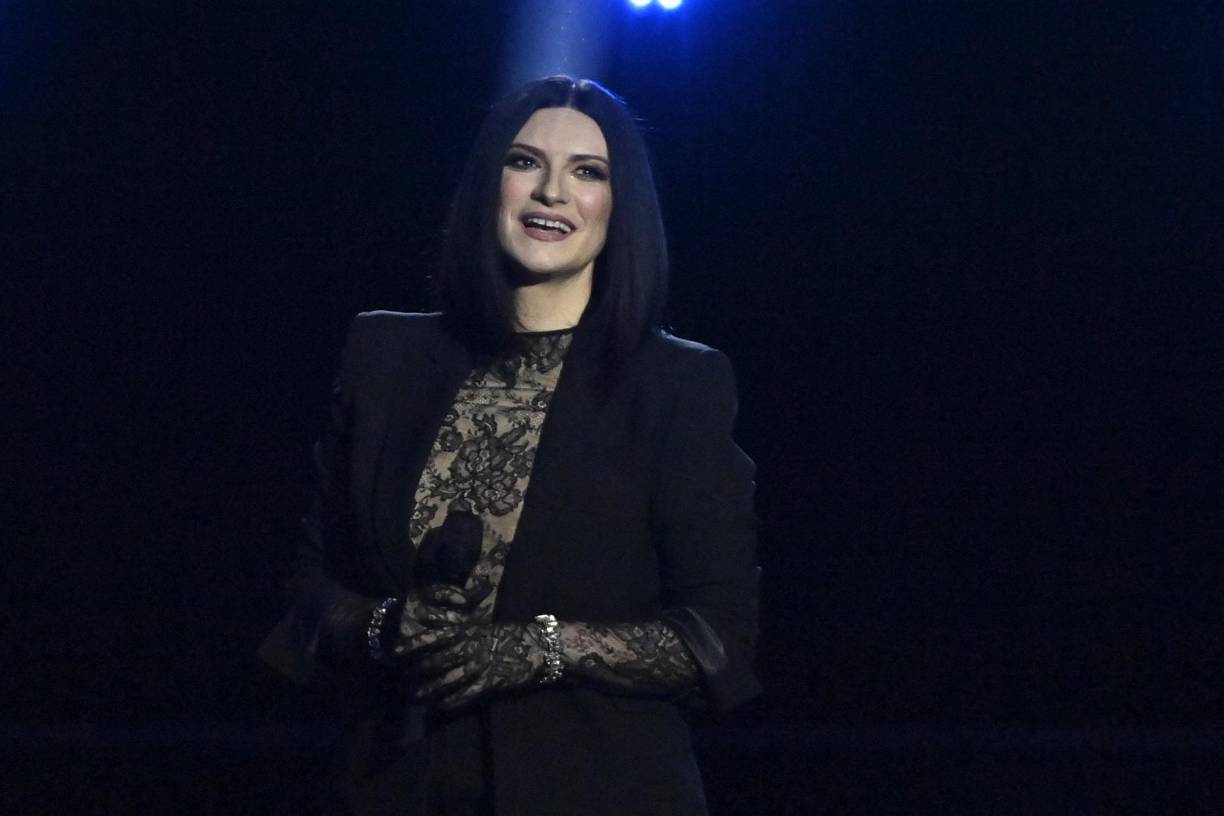 “Tu nombre es sinónimo de México”, dijo la italiana Laura Pausini, encargada de comenzar con las interpretaciones de la noche de homenaje en el casino Mandalay Bay. “Sigue sin mí” fue el tema que ella cantó en el escenario por donde pasaron Christian Nodal, Fito Páez, Sebastián Yatra; Sin Bandera, Camila y Bronco, entre varios más. 