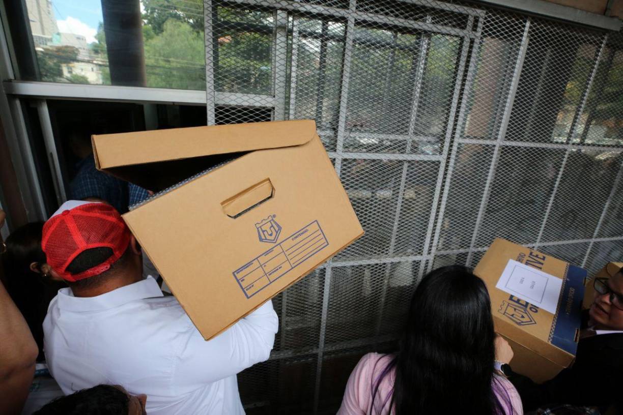 El funcionario explicó que este es un primer grupo de casos de corrupción y que se está trabajando para presentar ante el Ministerio Público cerca de 20 casos de corrupción más, que involucran a empresas exoneradas ligadas a la cúpula empresarial.