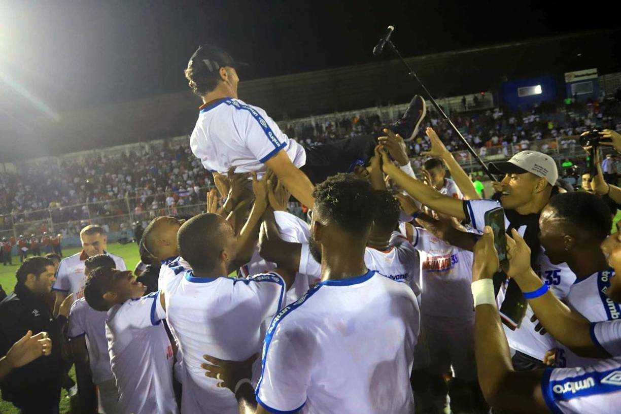 Pedro Troglio fue manteado por sus jugadores en la celebración del título de campeón del Olimpia.