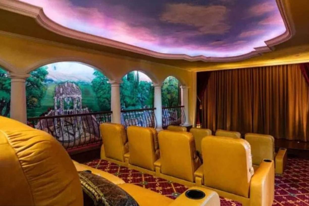 La casa cuenta además con su propio cine en casa con 12 asientos de cuero y una pintura mural inspirada en la Toscana.