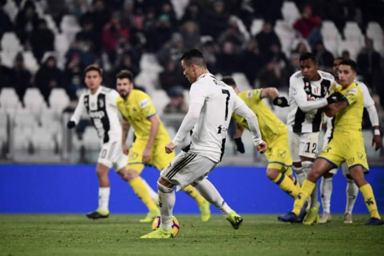 Cristiano Ronaldo agarró la pelota y para sorpresa de muchos su remate fue detenido por el arquero Sorrentino.