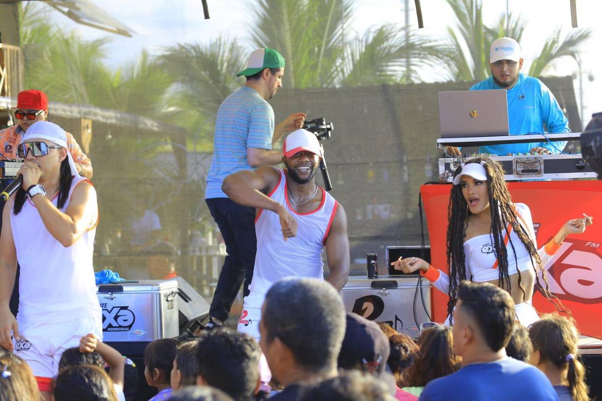 Al ritmo de la música, veraneantes disfrutaron de las playas caribeñas.