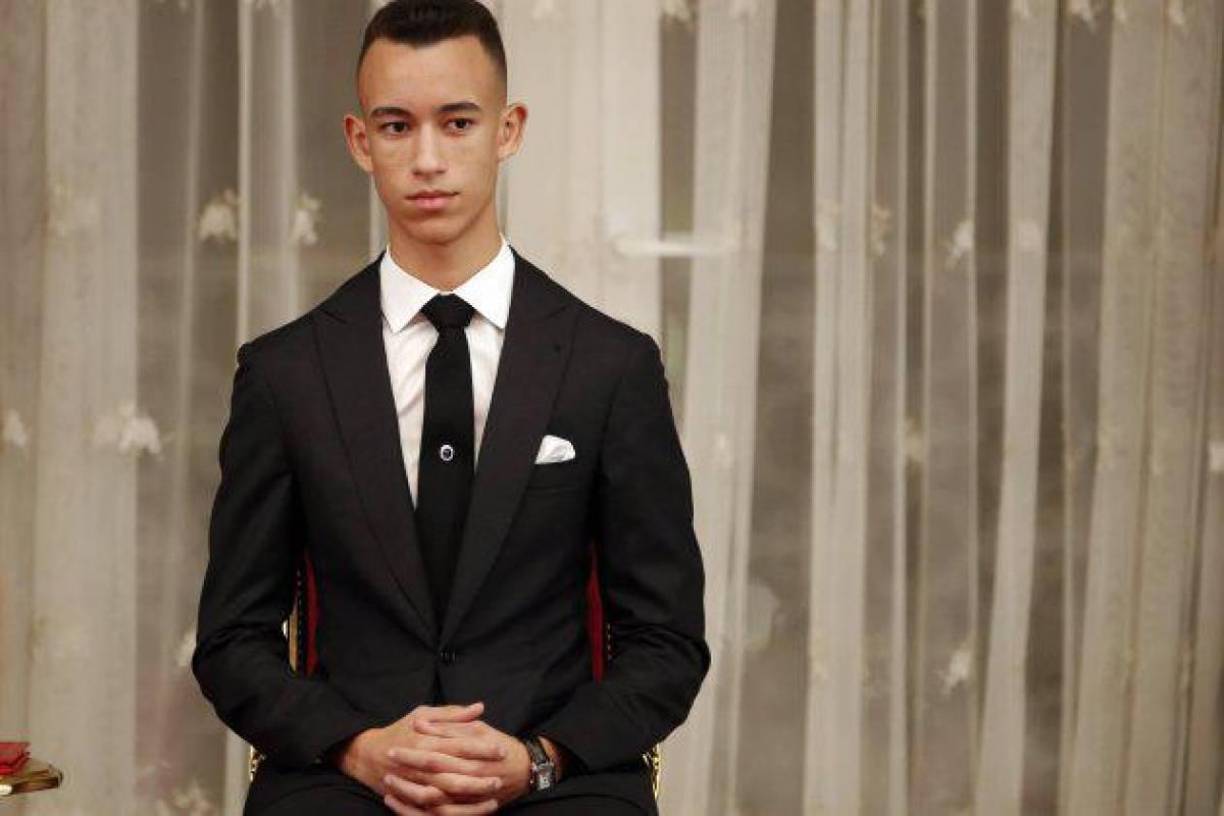 El nuevo galán, Moulay Hassan, príncipe de Marruecos no es fanático a las redes sociales, pero en una foto con la princesa Leonor, un artículo llamó la atención de sus seguidores.