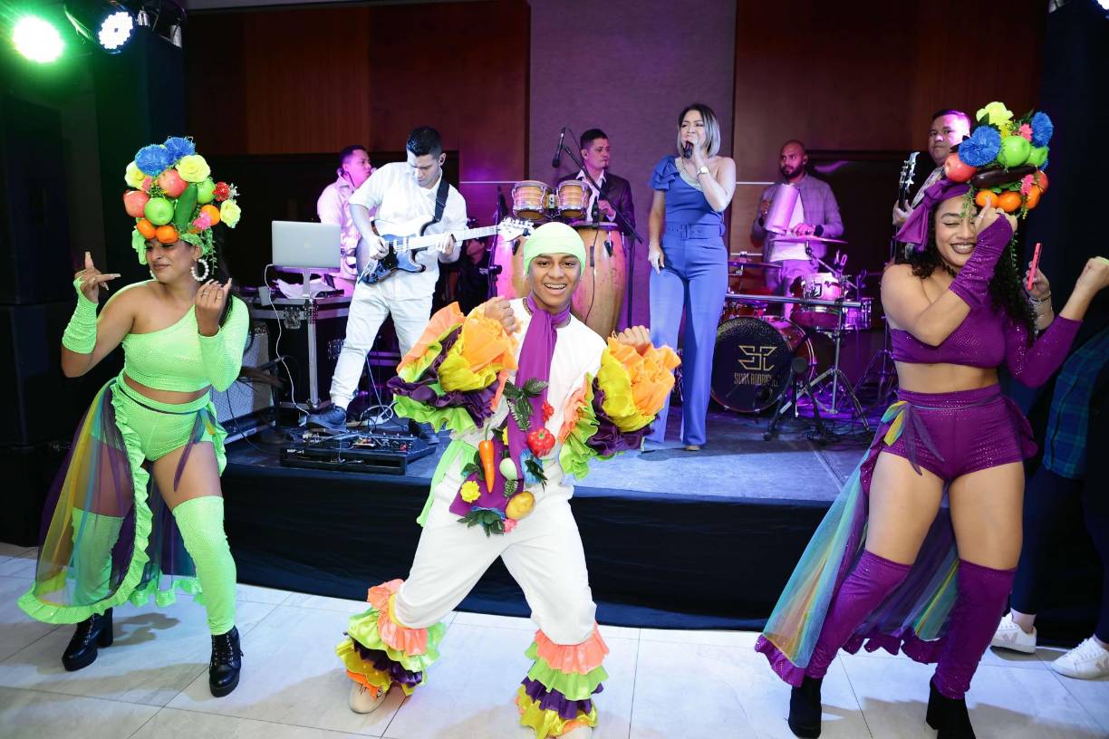 Compañerismo, música y baile predominó en el festejo de los periodistas. 