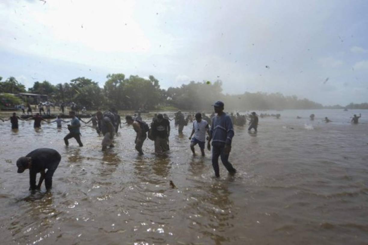 Dramáticas escenas se vivieron esta mañana en el cruce fronterizo entre México y Guatemala.