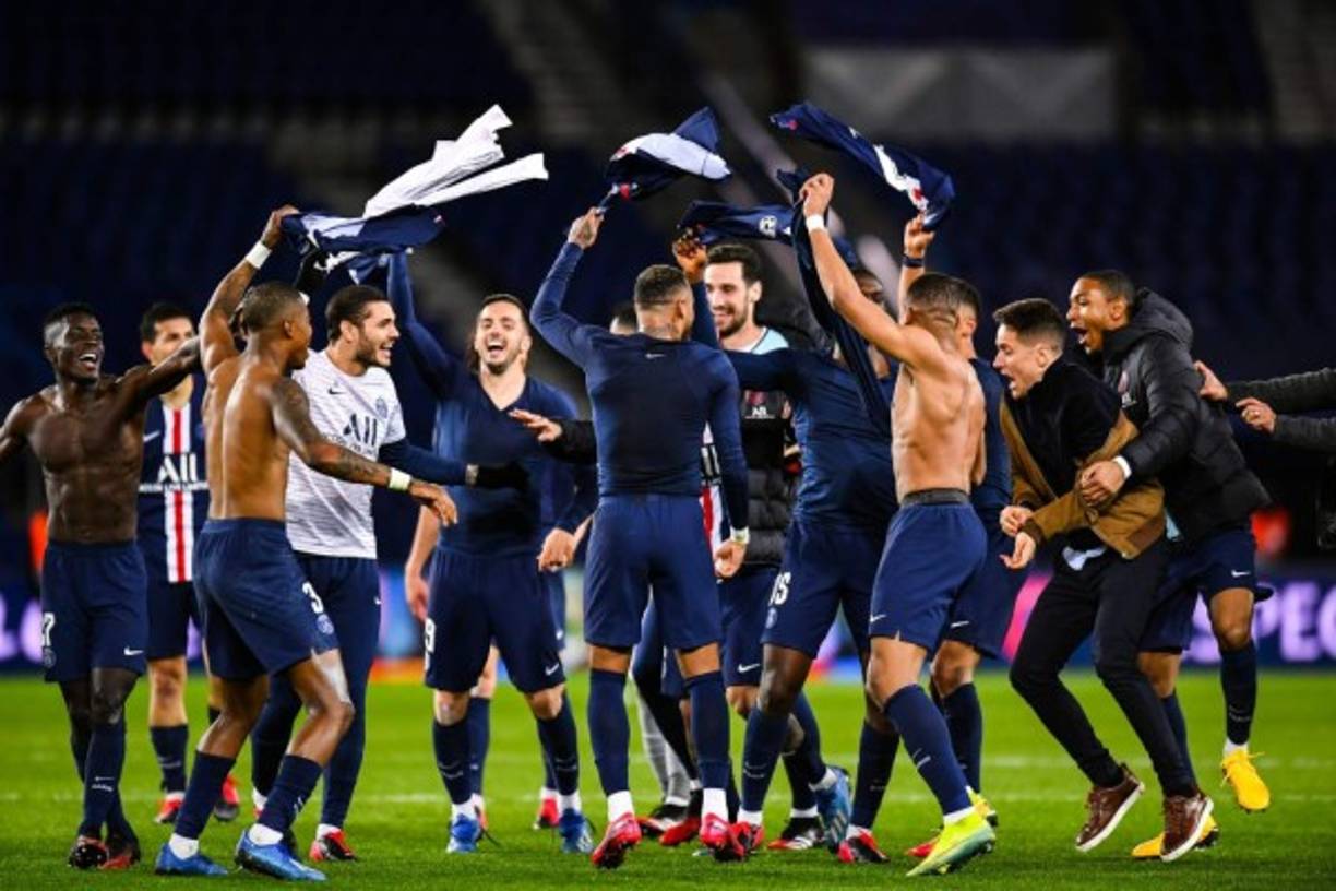 La celebración de los jugadores del PSG por la clasificación a cuartos de final de la Champions League.