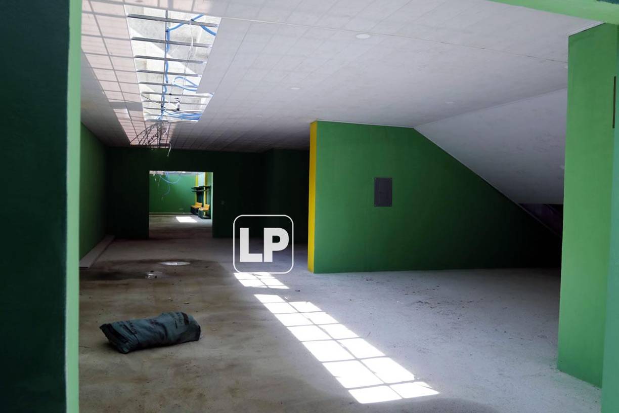 Los vestuarios del estadio serán adecuados a las necesidades de los futbolistas.