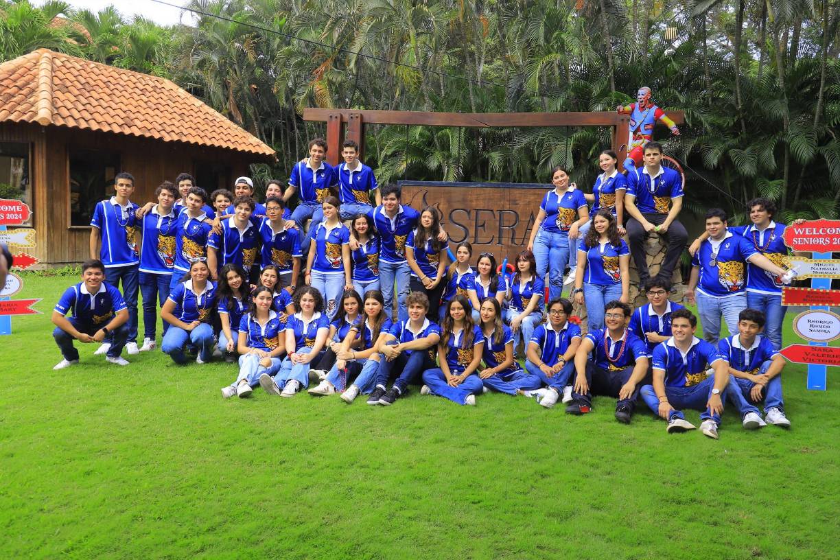 44 seniors del Instituto Bilingüe Seran celebraron su “Seniors entrance”, con un desfile de carros decorados con globos, en los cuales llegaron a su colegio para festejar con padres de familia, docentes y demás alumnos del centro educativo. En el evento, realizaron una invocación a Dios, así como una de las docentes dio palabras de bienvenida por el comienzo de clases. 