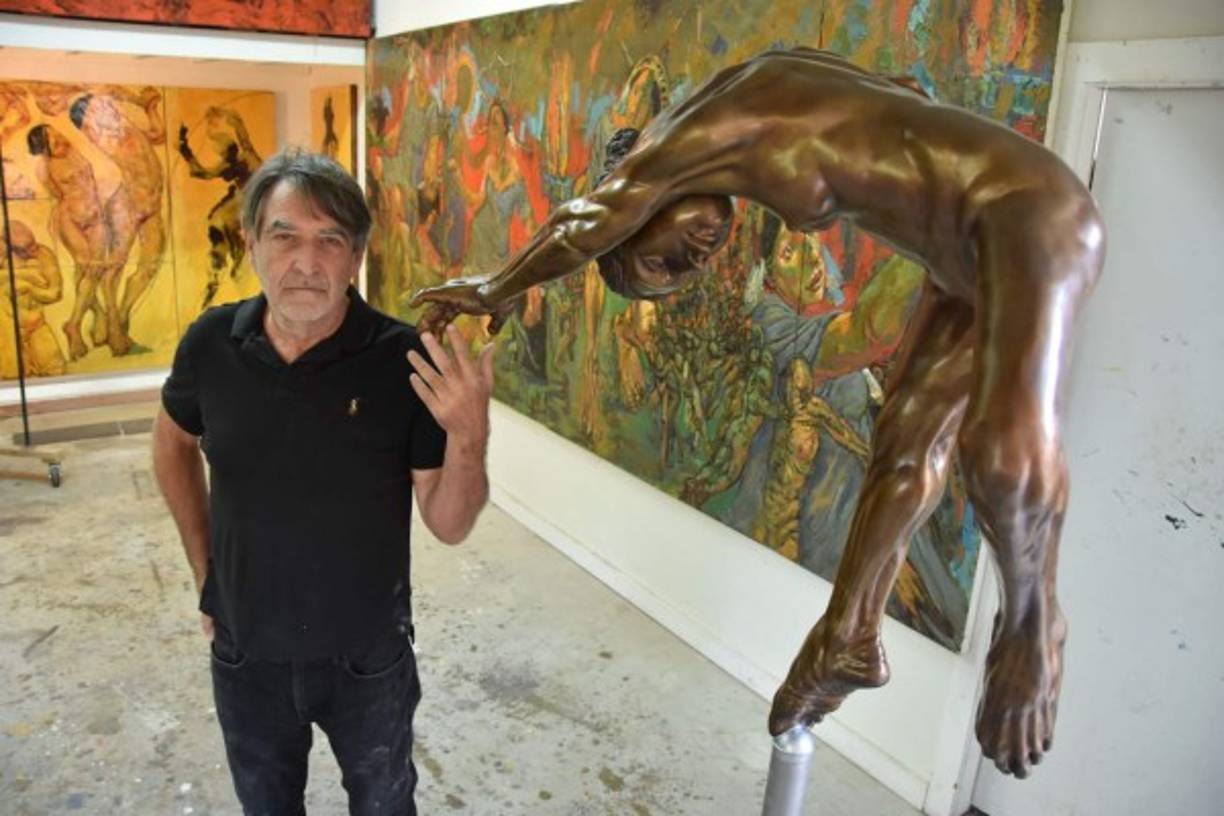 CALIFORNIA. Escultura por los inmigrantes. El escultor y pintor Mark Strickland con su estatua en bronce “Salto de fe” en su estudio en Sierra Madre; documenta el sufrimiento de los inmigrantes en EUA.