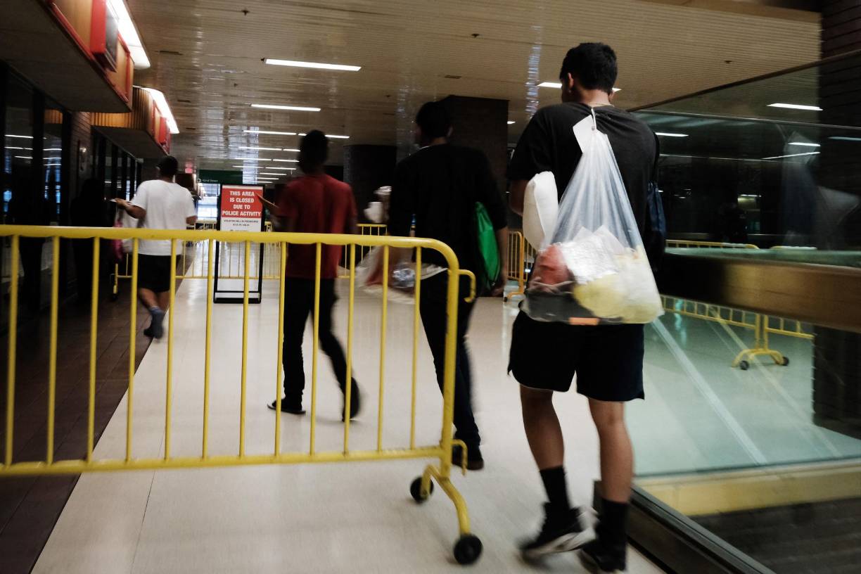 Un formulario de consentimiento voluntario para el transporte gratuito desde Texas les dice a los indocumentados que Washington D.C. es donde están el presidente y el Congreso y que éstos “pueden ayudar a abordar las necesidades de los migrantes que han ingresado al país”. Se les señala que la ciudad de Nueva York se ha designado como un “santuario” para los indocumentados, a quienes se les proporciona comida y refugio. En la capital estadounidense los migrantes han sido hospedados en hoteles pagados por la ciudad. 