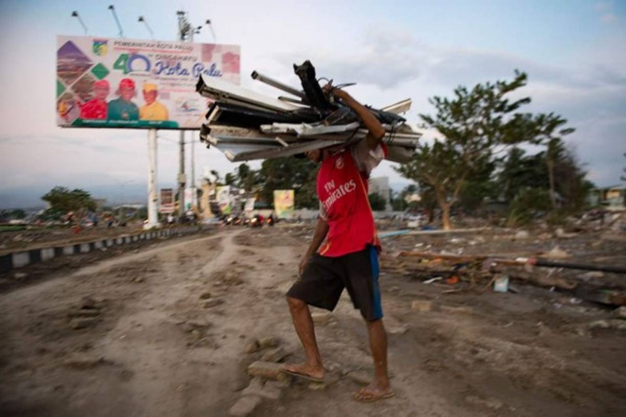 Muchas personas se han sumado a recoger los escombros que dejó el tsunami.