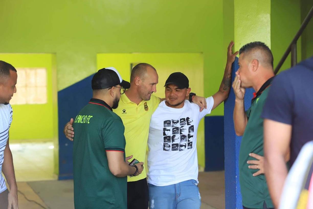 Julio ‘Palomo’ Rodríguez, entrenador del Real España, estuvo charlando con Mario Martínez, jugador de los Potros, antes del partido.