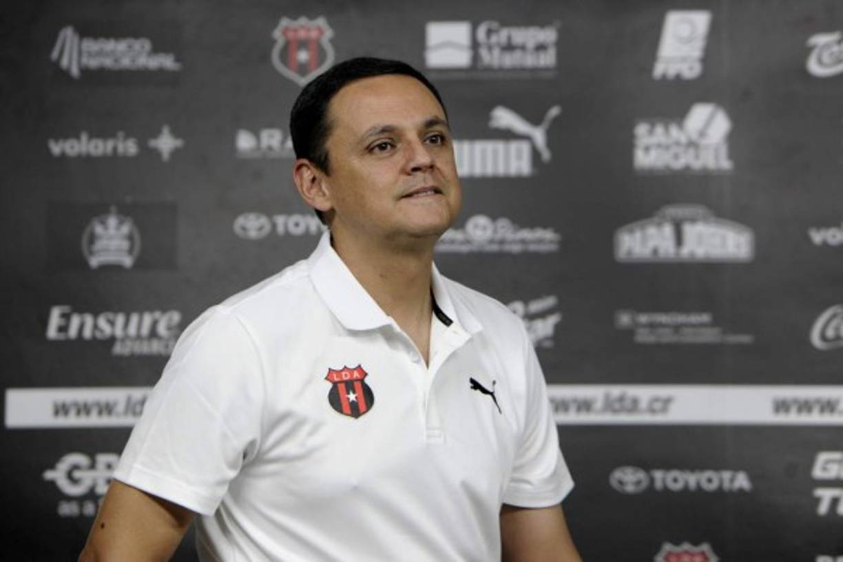 El presidente de Liga Deportiva Alajuelense, Fernando Ocampo, confirmó en rueda de prensa que el equipo tico ha llegado a un acuerdo para fichar a dos jugadores hondureños para el 2018.