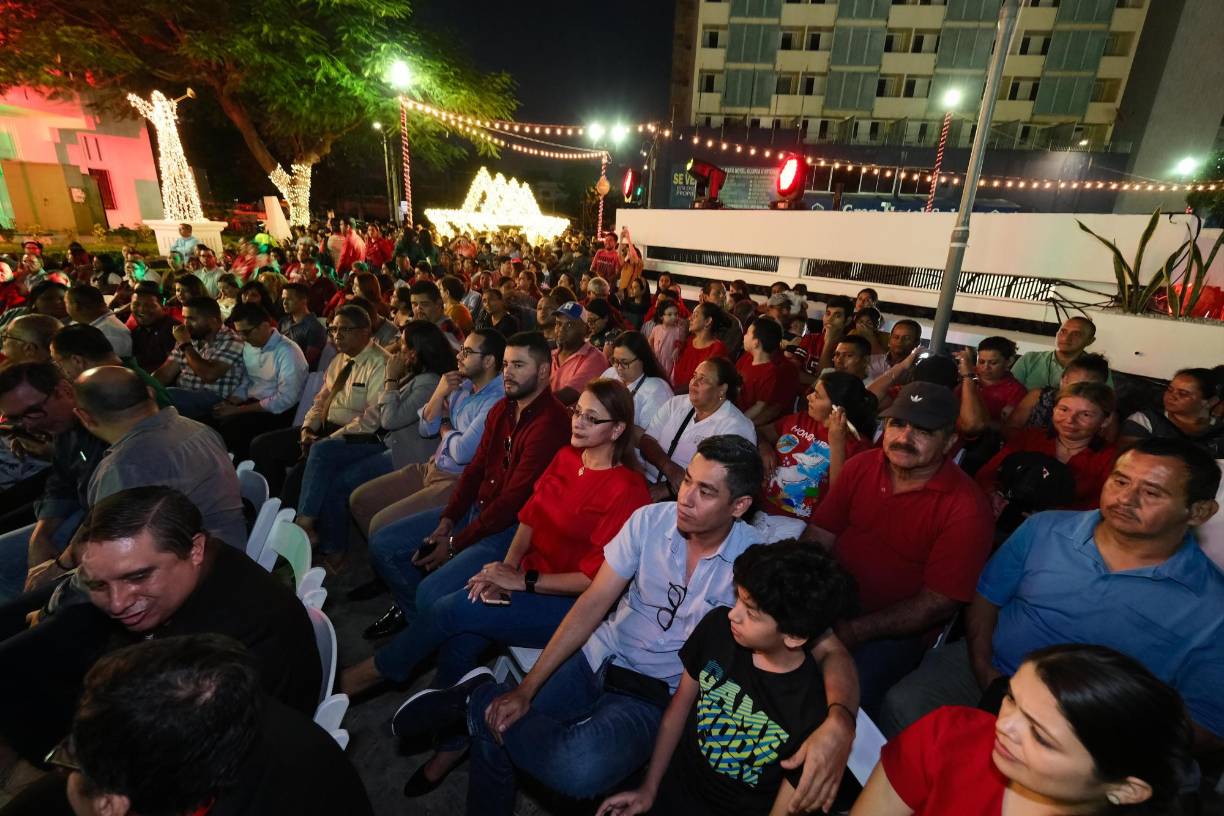Desde las 5:00 pm las familias sampedranas disfrutan de presentaciones navideñas, convivio y show de luces.