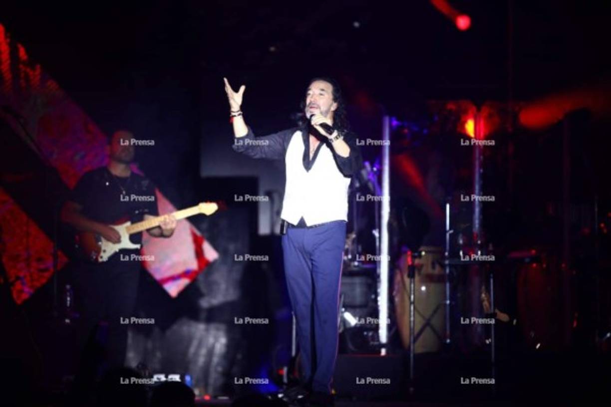 El intérprete mexicano cautivó por dos horas y media al público que cantó a todo pulmón cada una de sus canciones.