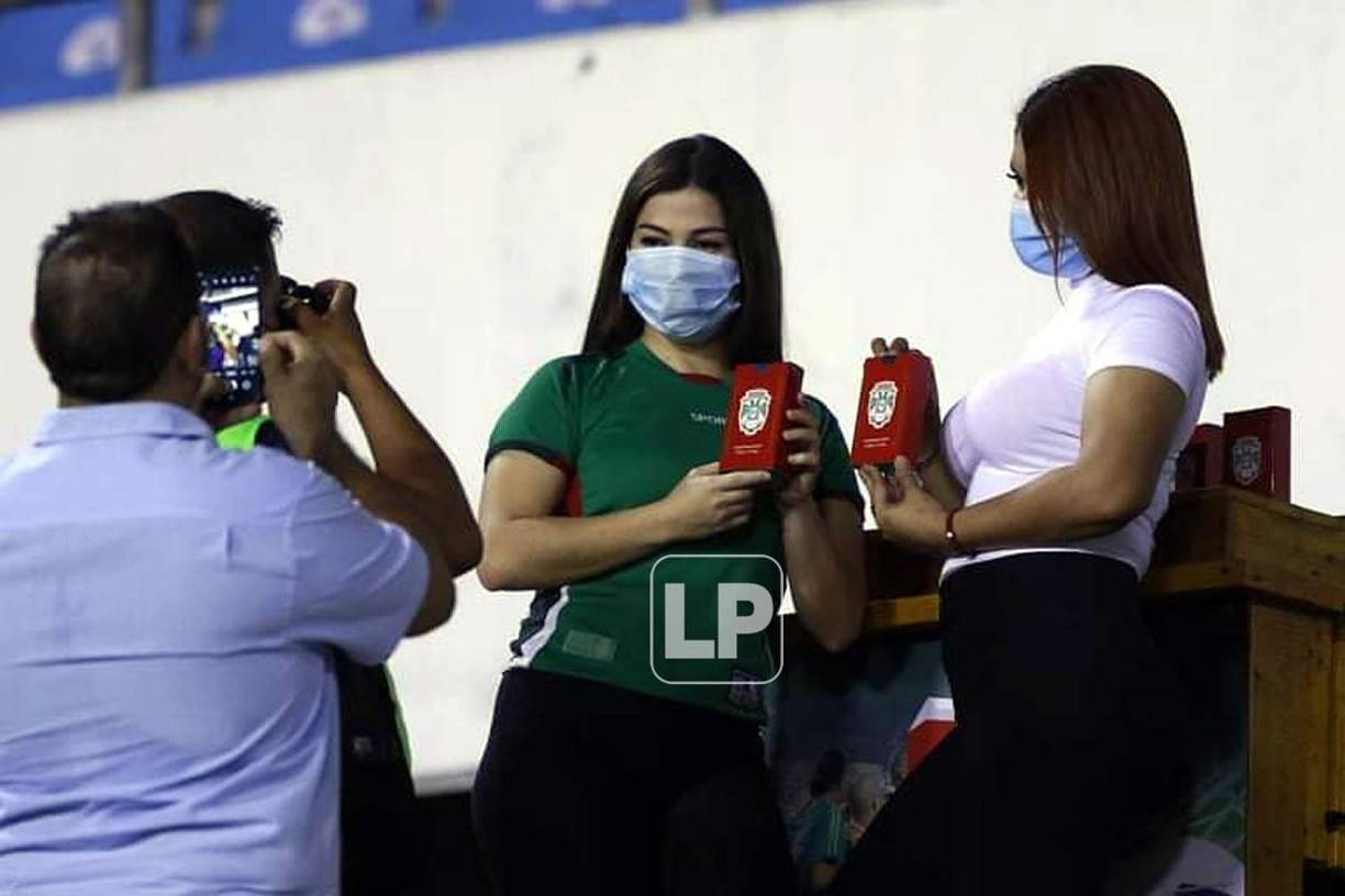 El Marathón aprovechó el derbi para presentar su perfume con estas dos lindas chicas. La fragancia tiene un precio de 390 lempiras.