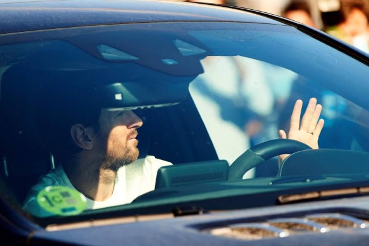 Lionel Messi saludó a las personas que lo esperaban en las instalaciones de Barcelona.<br/>