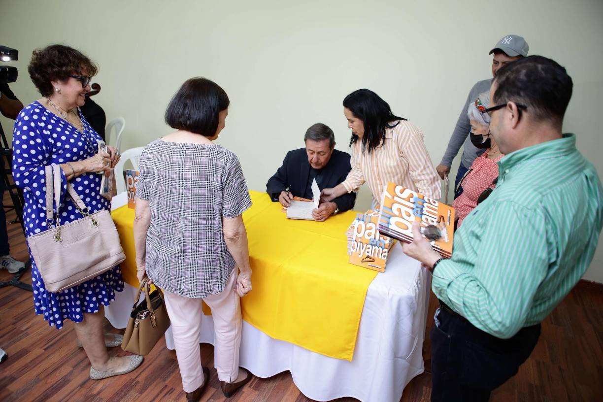 Voy a seguir escribiendo mientras tenga tinta mi pluma, esto es pura satisfacción personal. Es amor al arte”, recalcó Martínez. 