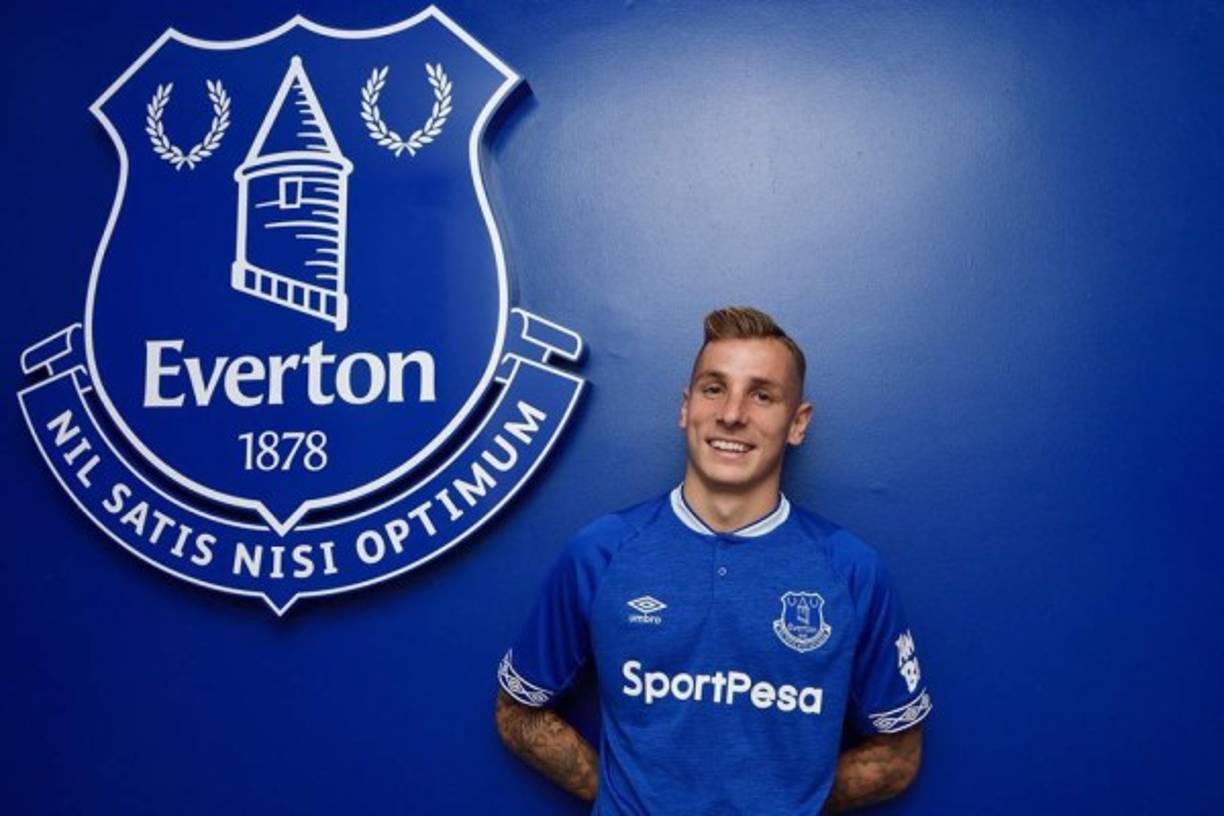 Lucas Digne deja al Barcelona y ha fichado por el Everton para las próximas cinco temporadas. Su contrato finaliza el 30 de junio de 2023. El defensa francés, que aún tenía contrato con el Barcelona, ha sido traspasado al Everton en una operación que sube a los 20,2 millones de euros, más 1,5 millones de euros más en variables.