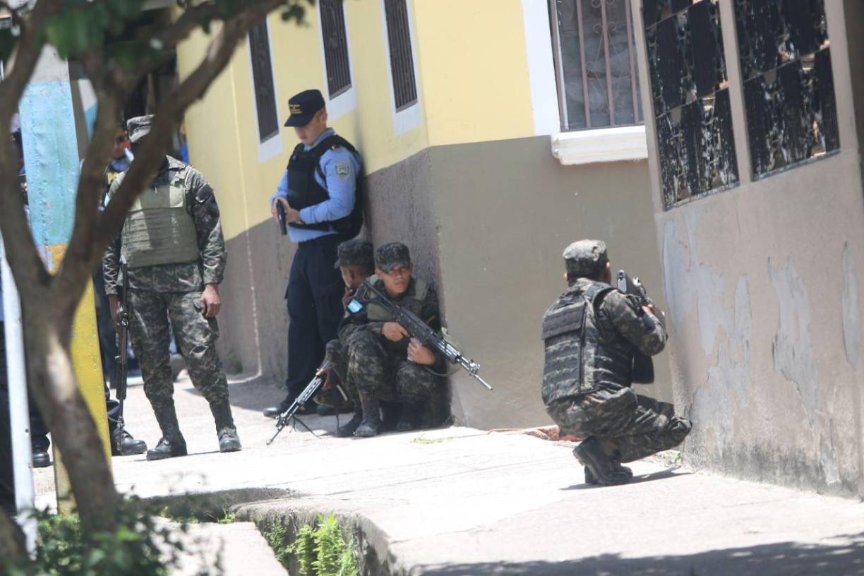 Los policías militares también se sumaron al enfrentamiento armado.