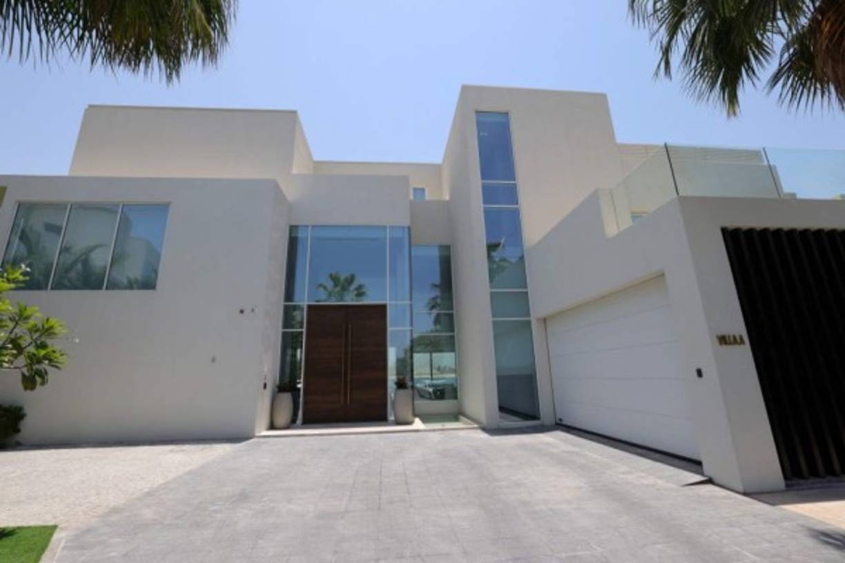 Villas de lujo --algunas con campo de golf--, son las más codiciadas, y muchos europeos miran hacia Palm Jumeirá, una isla artificial en forma de palmera.