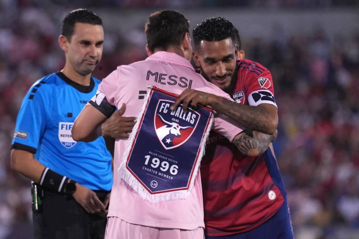 Leo Messi y su abrazo con Jesús Ferreira en la previa del inicio del partido ante el Dallas en el Toyota Stadium.