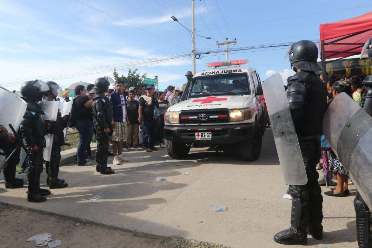 Familiares de reos esperan información de sus parientes