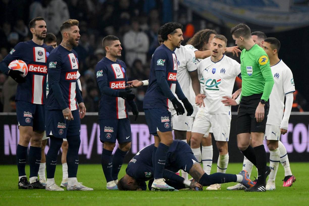 Neymar se duele en el suelo tras recibir una falta ante el Marsella.