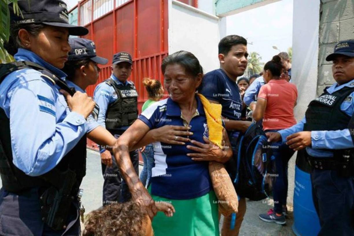 La abuela del Ñangui Cardona llegó a darle el apoyo al jugador del Honduras Progreso.