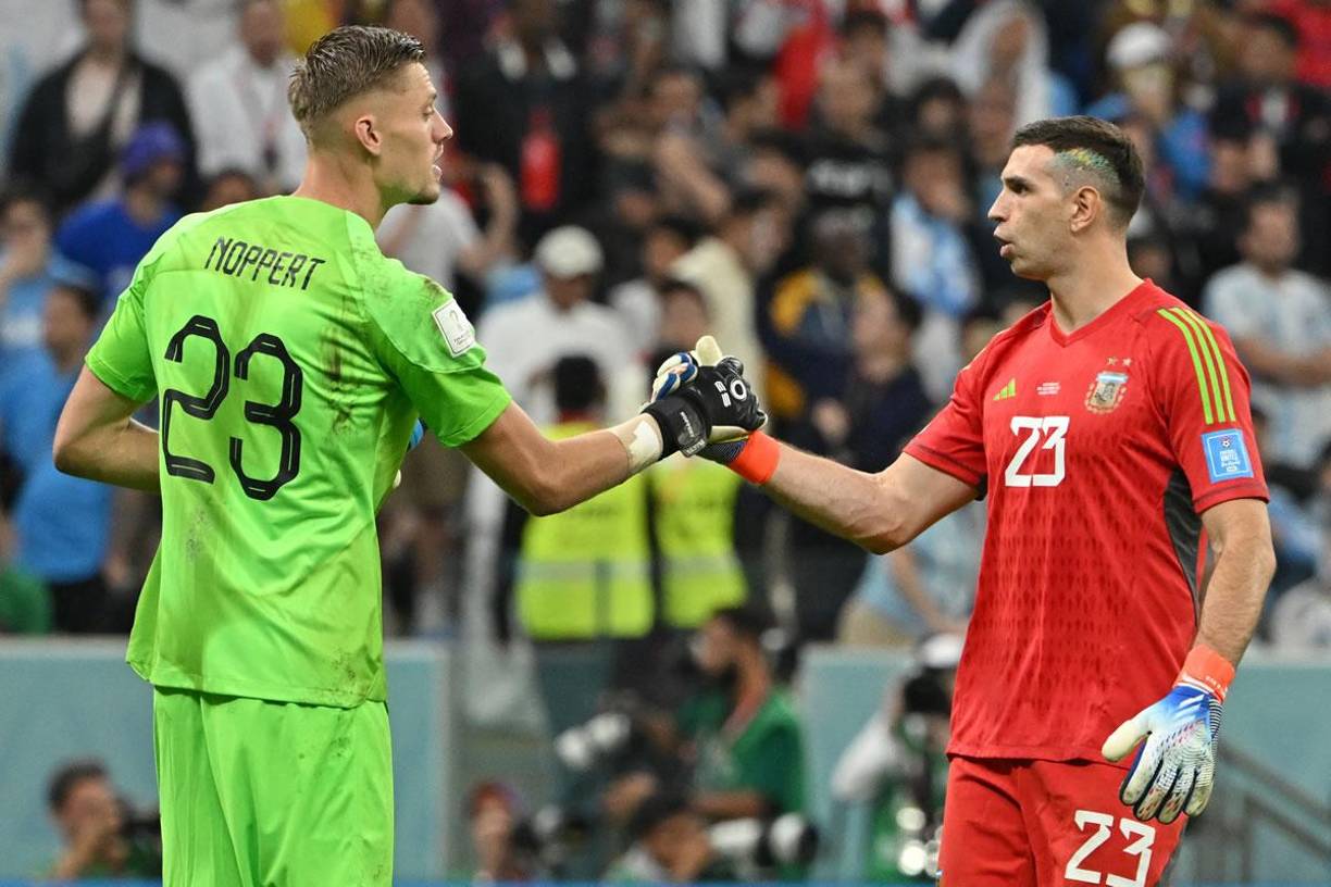 El ‘Dibu‘ Martínez saludando al portero neerlandés Andries Noppert.