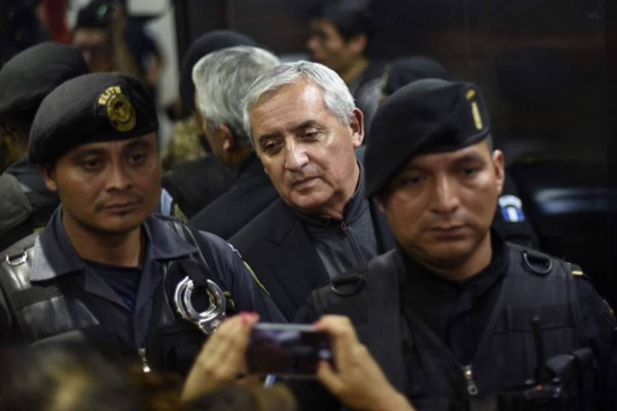 El expresidente de Guatemala, Otto Pérez Molina, está acusado de ser uno de los cabecillas de la trama de corrupción denominada 'La Línea', una red dedicada a la defraudación aduanera desarticulada en abril del 2015 por el Ministerio Público y la Comisión Internacional Contra la Impunidad en Guatemala (Cicig). Además de ese caso, está acusado en otros dos procesos más de corrupción conocidos como 'Cooptación del Estado' y 'TCQ', pero ninguna de las tres causas ha llegado aún a juicio.