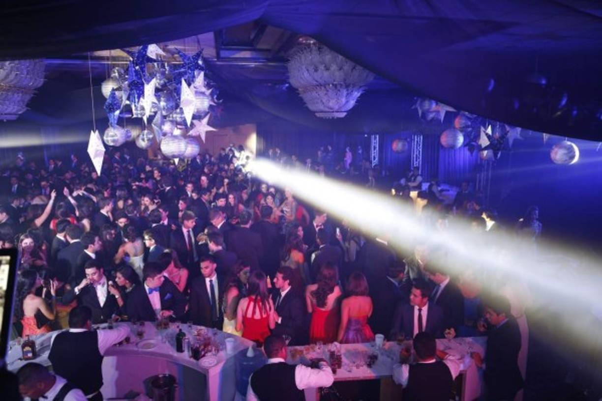 La sociedad adolescente de San Pedro Sula disfrutó la noche más linda del año bajo una temática única, de fantasía y discoteca para decirle adiós a la secundaria EIS.