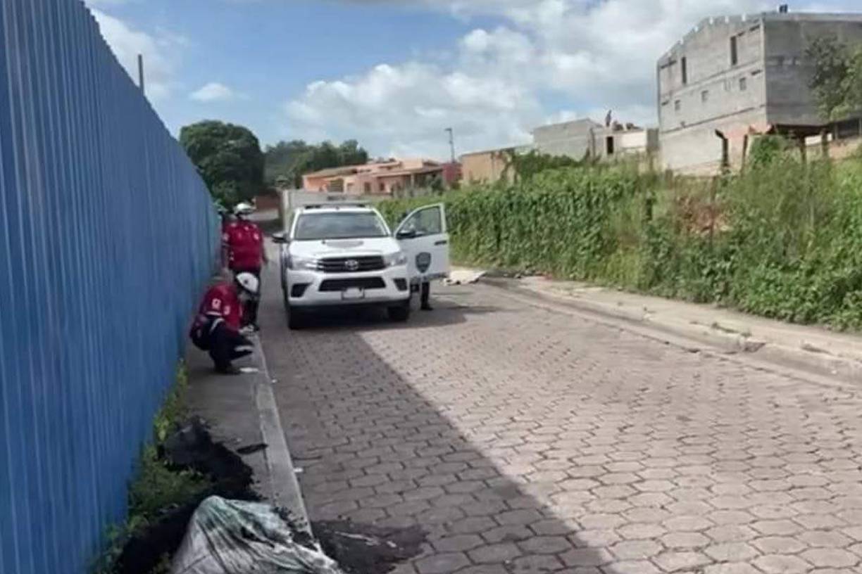 Paramédicos de la Cruz Roja y al tomarle los signos confirmaron que ya había muerto.