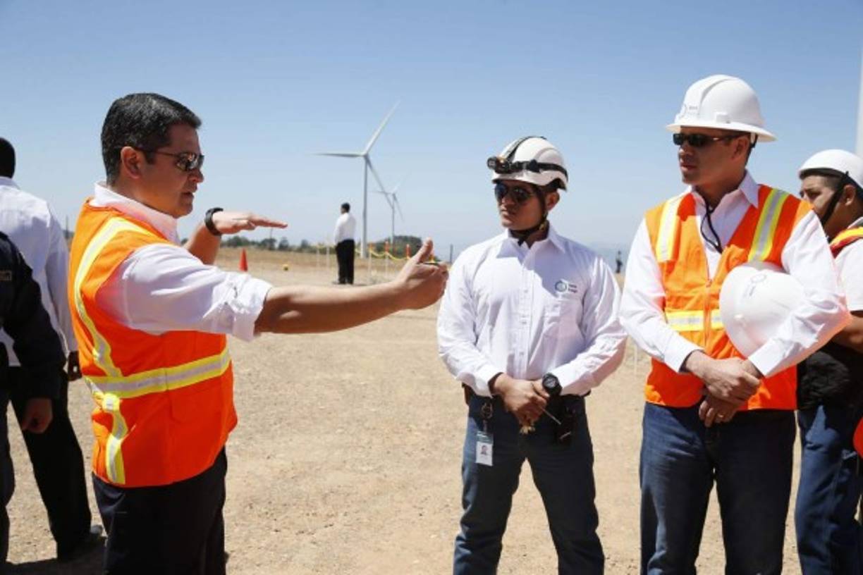 El presidente de Honduras, Juan Orlando Hernández, compartió impresiones con los representantes del proyecto eólico.