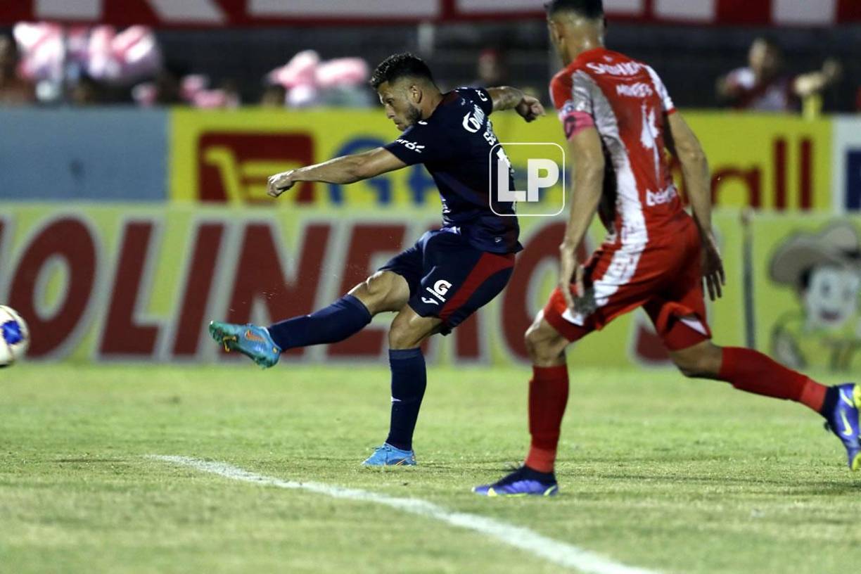 Con este remate de derecha marcó Raúl Marcelo Santos el segundo gol del Motagua en el partido.