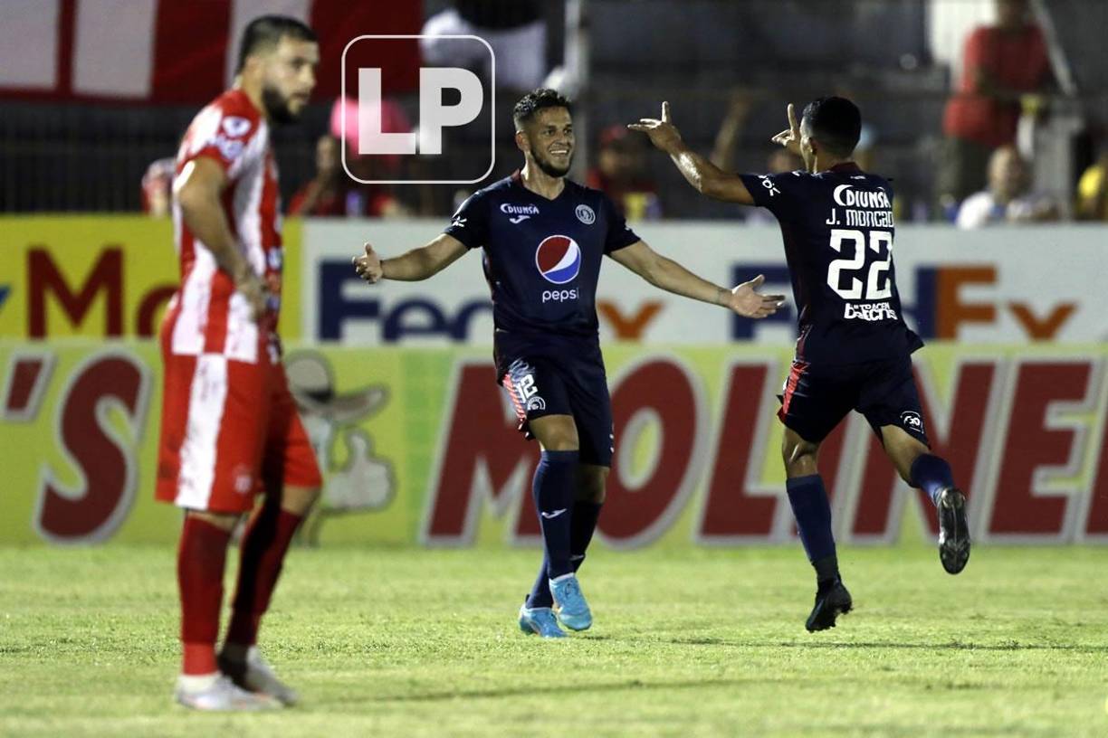 Raúl Marcelo Santos celebrando su gol con Jesse Moncada.