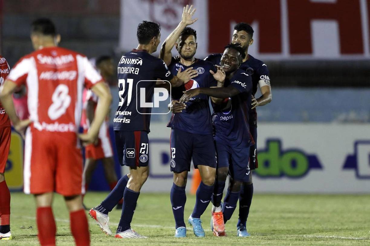 Raúl Marcelo Santos pide disculpa a la afición del VIda tras marcarle el gol. El defensa salió del Vida.