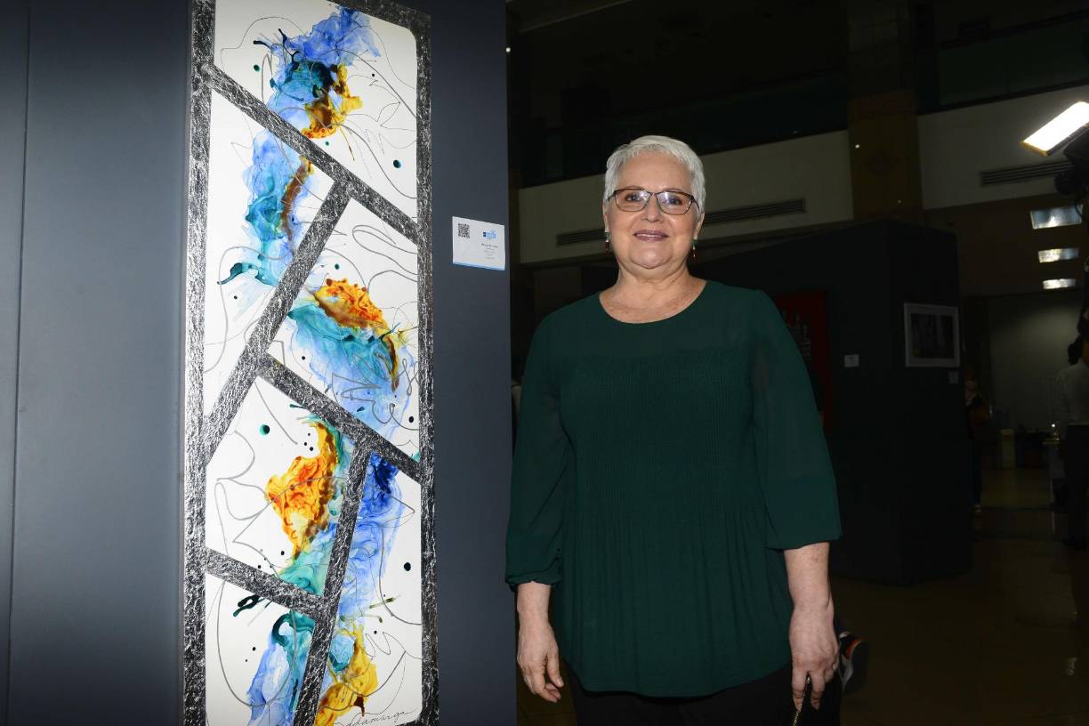 Margarita Rodríguez, mejor conocida como Adamarga, posa con su obra “Marcas de la vida”. 