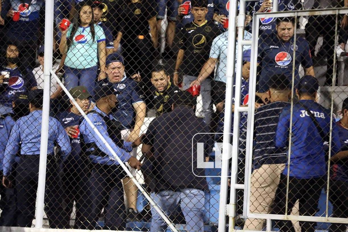 En las gradas del Nacional se registró una bronca con aficionados del Motagua.