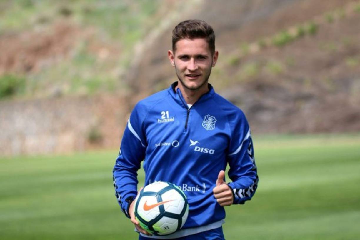 El Valencia ha anunciado el fichaje de Jorge Sáenz, de cara a la próxima temporada. De esta manera, el Valencia se hace con el 50% de los derechos del joven central que juega en el Tenerife, se incorporará a su nuevo equipo el 1 de julio.