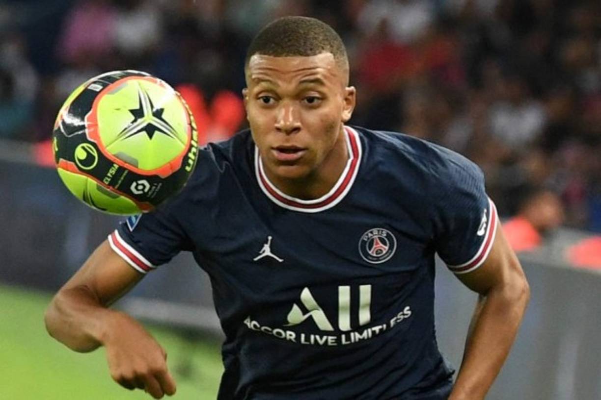 Apunta Le Parisien que el Real Madrid ha preparado una oferta por Kylian Mbappé. El conjunto español ha iniciado grandes maniobras internamente y quiere acercarse al PSG para poder llegar a un acuerdo. La entidad madrileña aprovecharía la llegada de Messi y el cercano vencimiento de contrato de Mbappé para hacerse con el crack francés. Foto AFP.