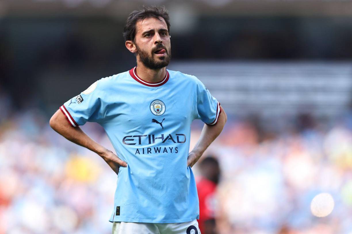 Según informa ‘The Athletic’, Bernardo Silva habría decidido no salir en este mercado para irse al Barcelona y quedarse esta temporada en el Manchester City.Mientras que RMC Sport publica que el PSG estaría dispuesto a pagar 70 millones de euros por el crack portugués, buscando robarle al Barça el fichaje del luso.