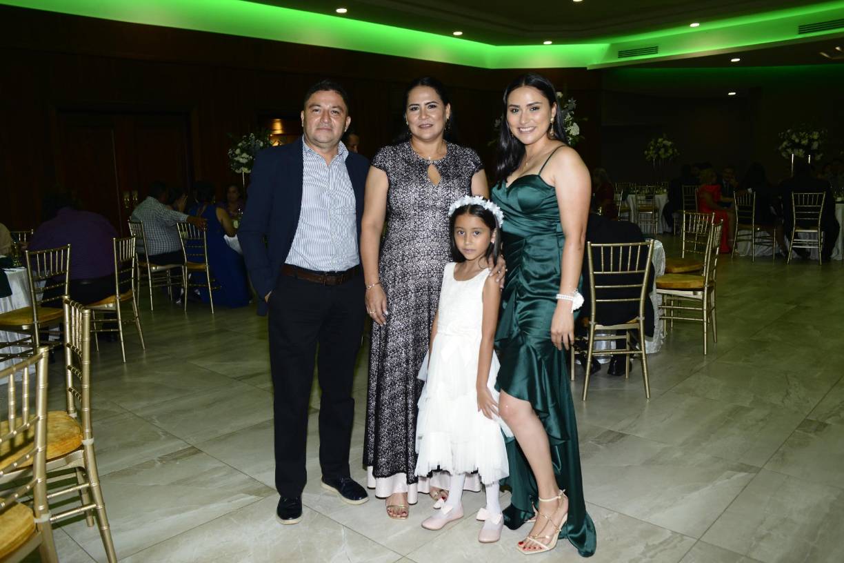 Noel Landaverde, Marcela Escalante, Camila Sarmiento y Seydi Landaverde. 