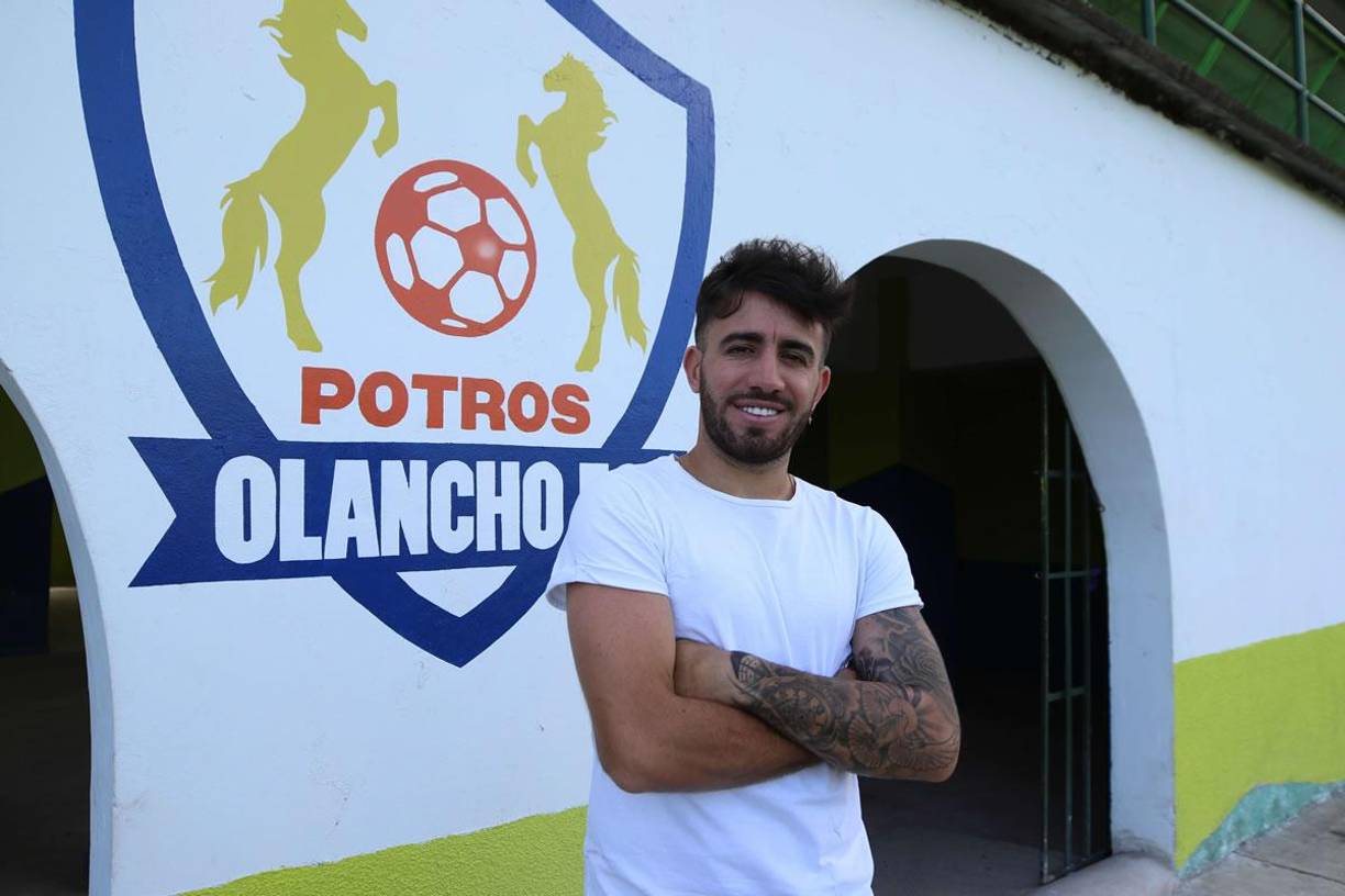 Agustín Auzmendi - El argentino se despidió de los Potros del Olancho FC con un emotivo mensaje tras no renovar el contrato. “Me voy tranquilo, un poco triste, pero con la tranquilidad de haber dado lo mejor de mí y entregarme al máximo por este club”, afirmó. Motagua, equipo más interesado en el argentino, descartó por completo el fichaje ante sus altas pretensiones salariales. Medios ticos confirman que el Herediano reactivó las negociaciones con el ariete.