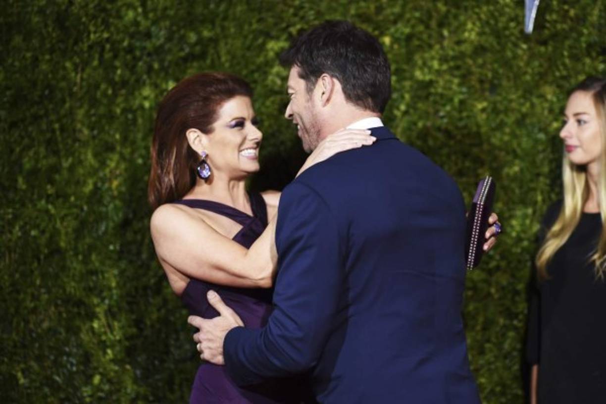 Debra Messing.La actriz optó por un vestido morado con tiras cruzadas en el escote para asistir a la premiación.