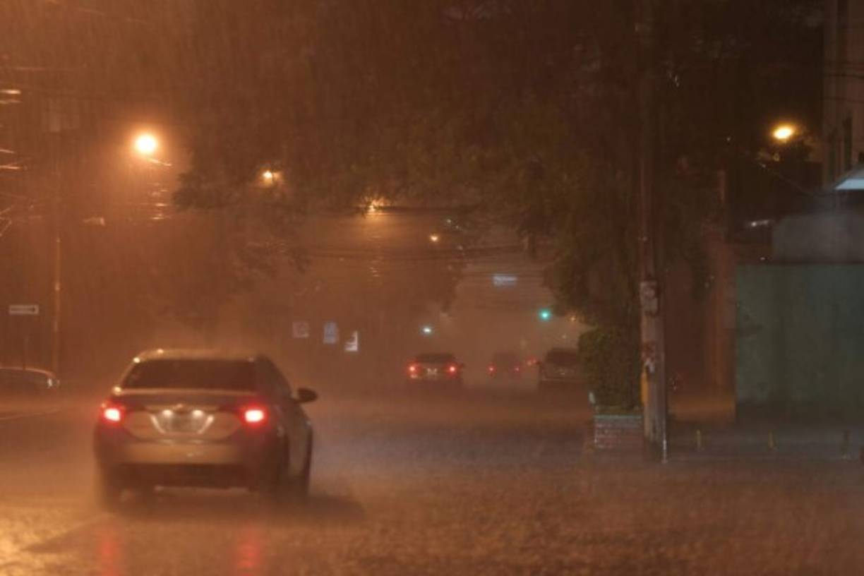Las bandas de lluvia de la tormenta Franklin dejaron en la noche de este lunes una fuerte tormenta en San Pedro Sula.