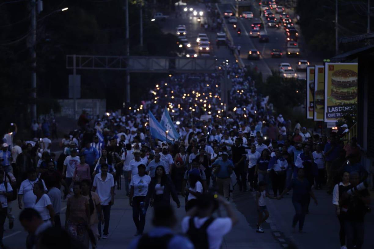 El lanzamiento de la bomba lacrimógena a los manifestantes recordó el estilo del gobierno del extraditado Juan Orlando Hernández, que reprimía las protestas de esta manera.
