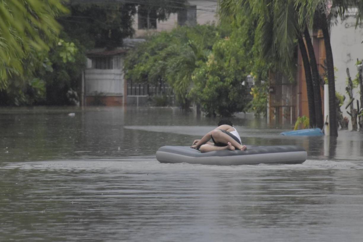 El joven se paseó por toda la colonia en donde las calles se convirtieron en lagunas. 